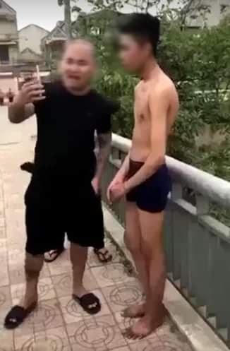 Trước khi bị "hạnh hạ", nam sinh bị bắt lột hết quần áo, chỉ mặc mỗi cái quần đùi.