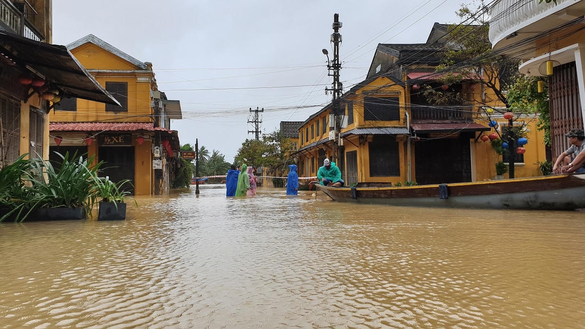 Người dân sử dụng ghe đi lại đoạn đường Nguyễn Thái Học.