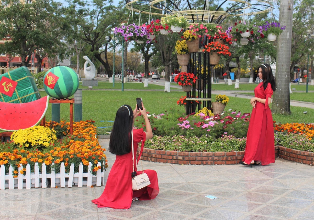 Cùng chụp ảnh cho nhau khi mùa xuấn về.