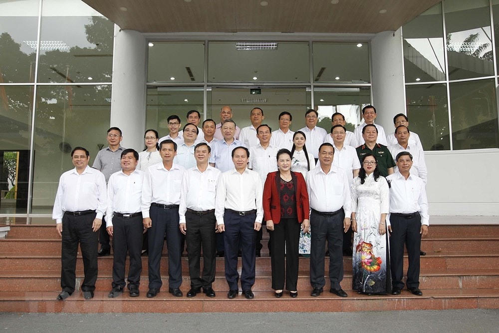 Bà Nguyễn Thị Kim Ngân, Ủy viên Bộ Chính trị, Chủ tịch Quốc hội với các vị ủy viên Bộ Chính trị và đại biểu dự cuộc làm việc của Bộ Chính trị với Ban Thường vụ Tỉnh ủy Hậu Giang. (Ảnh: Thanh Vũ/TTXVN).