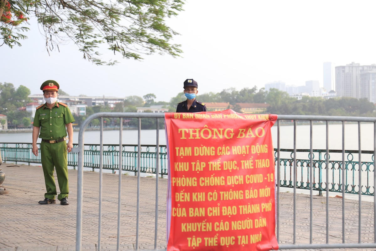 Để chấn chỉnh tình trạng này, chiều 10/5, Công an phường Thuỵ Khuê quận Tây Hồ đã ra quân tuyên truyền, nhắc nhở người dân.