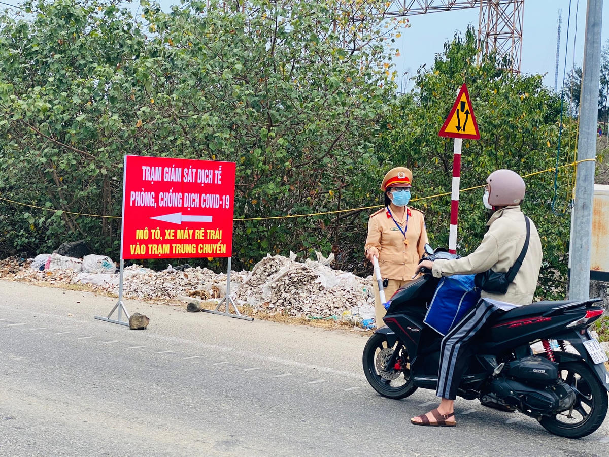 Lực lượng chức năng đang làm nhiệm vụ tại chốt kiểm đóng trên địa bàn huyện Phú Lộc.