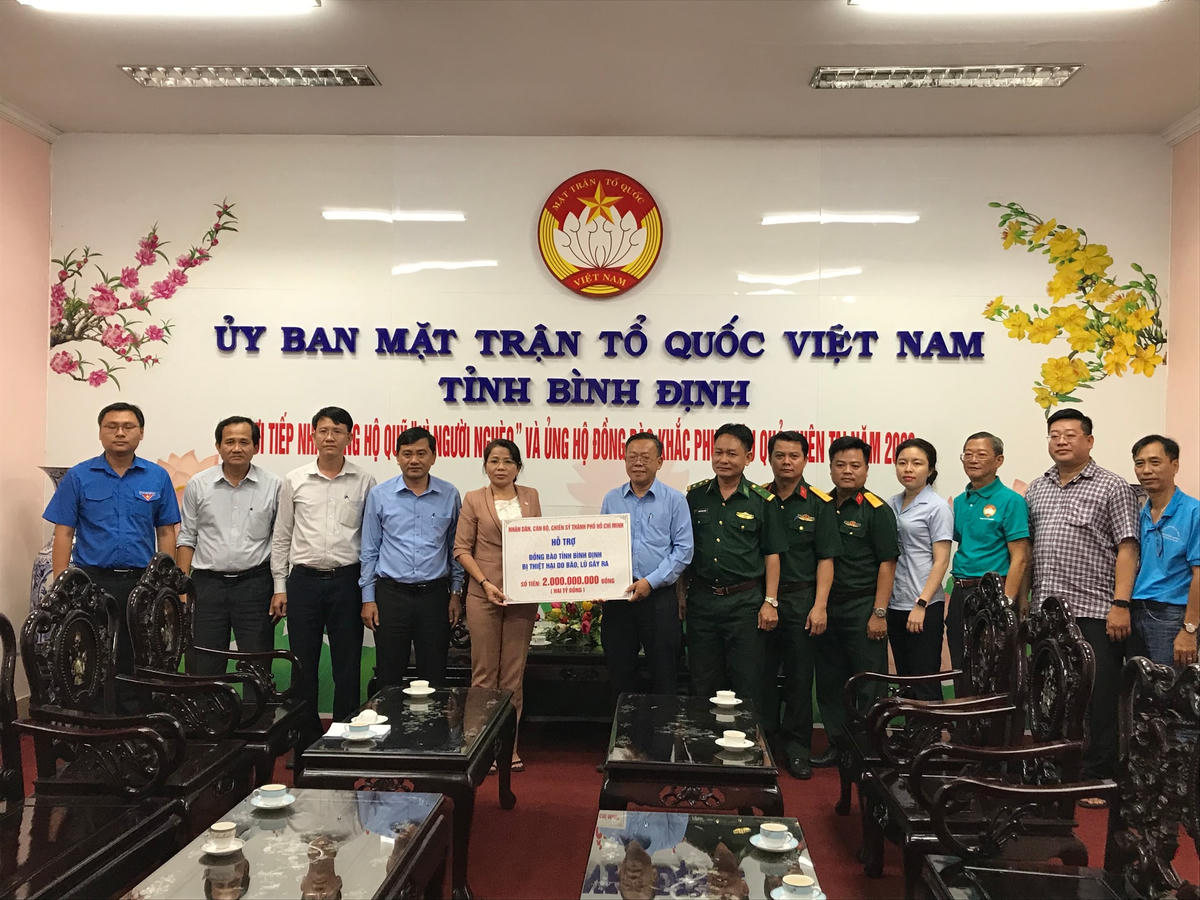 Ủy ban MTTQ Việt Nam tỉnh Bình Định tiếp nhận 2 tỷ đồng từ người dân, cán bộ, chiến sĩ TP Hồ Chí Minh hỗ trợ người dân tỉnh Bình Định khắc phục hậu quả thiên tai.