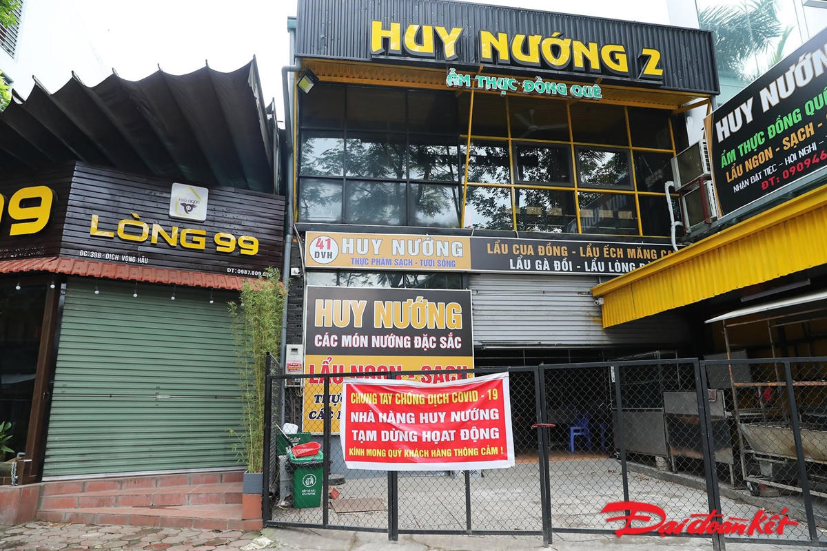 Có một số nhà hàng tạm dừng hoạt động, không thực hiện "bán mang về". Ảnh: Quang Vinh. 