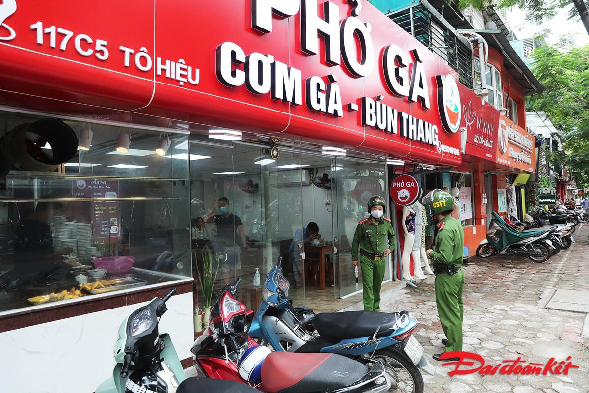 [ẢNH] Hà Nội: Nhà hàng, cơ sở ăn uống chỉ bán mang về, đơn ‘online’ tăng đột biến