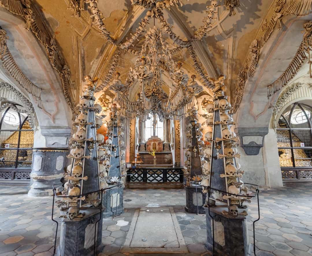 Sedlec Ossuary, Cộng hòa Séc – nhà thờ có tới 70.000 xương người được sắp xếp theo kiểu trang trí nghệ thuật, bao gồm cả một chiếc đèn chùm.  