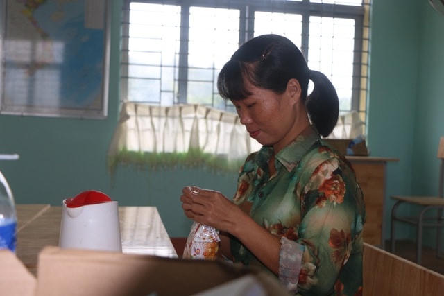 Bữa trưa chỉ có bánh mì và nước lọc của cô giáo.  