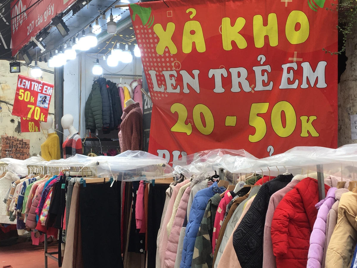 Một cửa hàng trên đường Cấu Giấy xả kho chỉ với giá vài chục nghìn đồng.