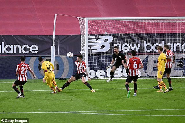 Messi dứt điểm tinh tế vào góc trái, hoàn tất cú đúp và nâng tỷ số lên 3-1 cho Barcelona.