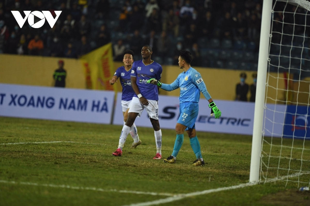 Thất bại 0-3 trước Nam Định là mùa giải thứ ba liên tiếp Hà Nội FC không biết mùi chiến thắng trong trận đấu sân khách đầu tiên ở V-League. Ảnh: Dương Thuật.  