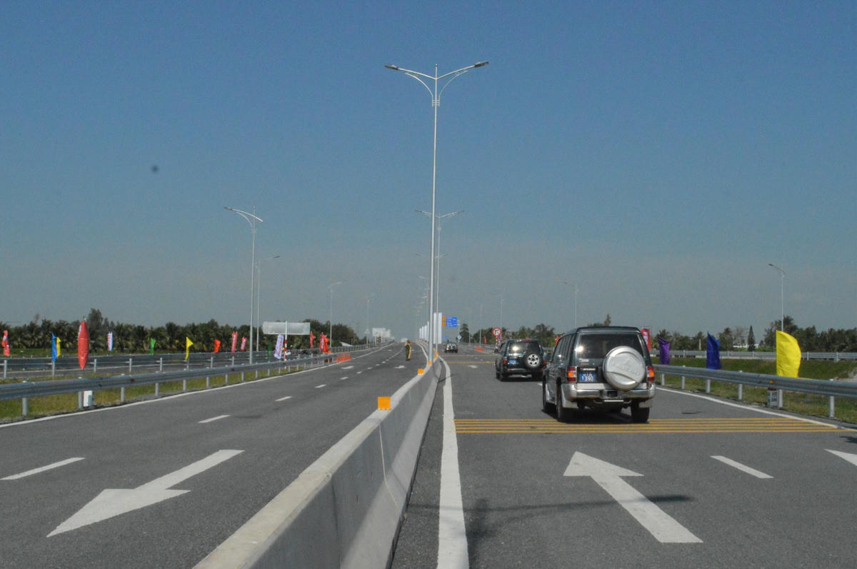 tuyến đường có vận tốc thiết kế là 80 km/h với 4 làn xe