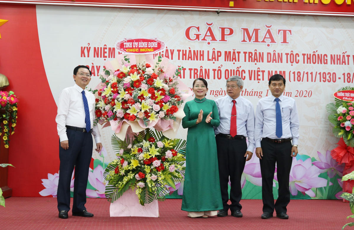 Ông Hồ Quốc Dũng, Bí thư Tỉnh ủy, Chủ tịch UBND tỉnh Bình Định trao hoa chúc mừng kỷ niệm 90 năm Ngày truyền thống MTTQ Việt Nam.