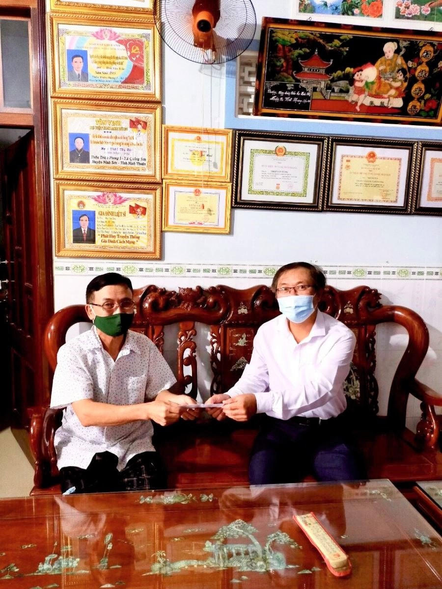 Xuống tận nơi hỏi thăm, tặng quà các gia đình chính sách.