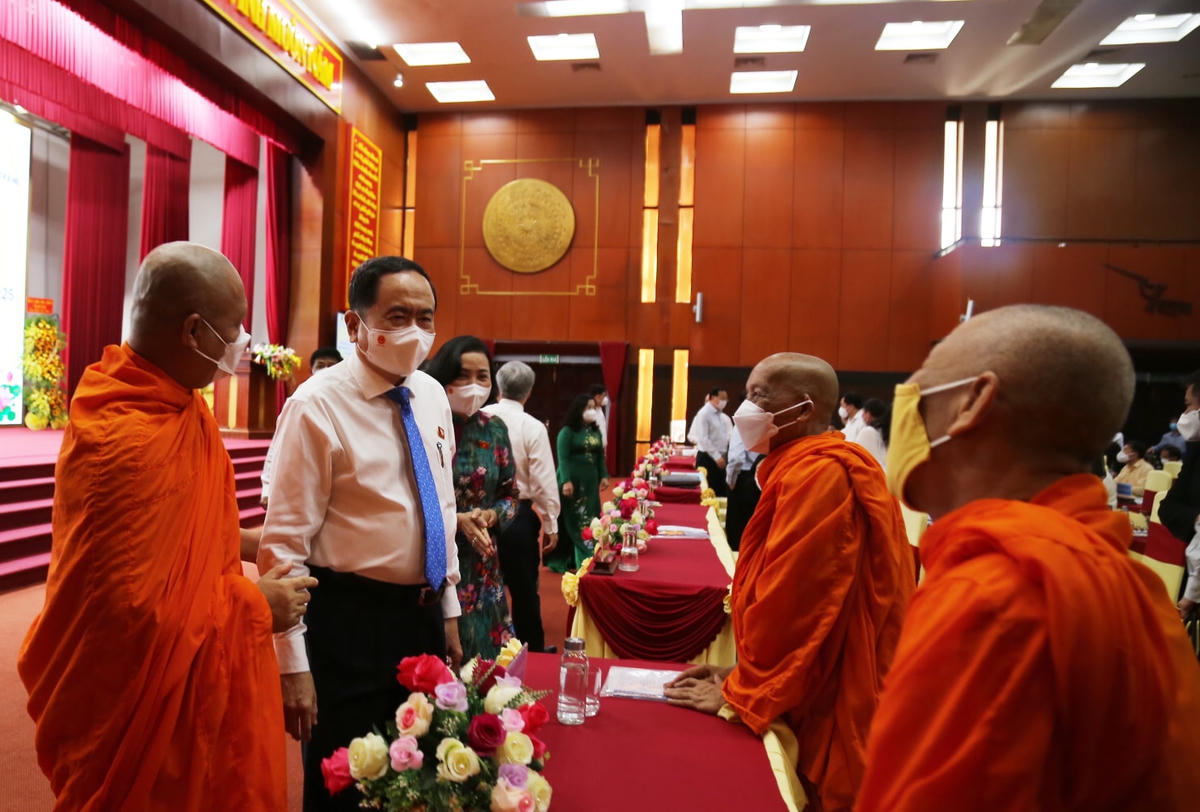 Phó Chủ tịch Thường trực Quốc hội Trần Thanh Mẫn thăm hỏi các chức sắc tôn giáo tại hội thảo. 