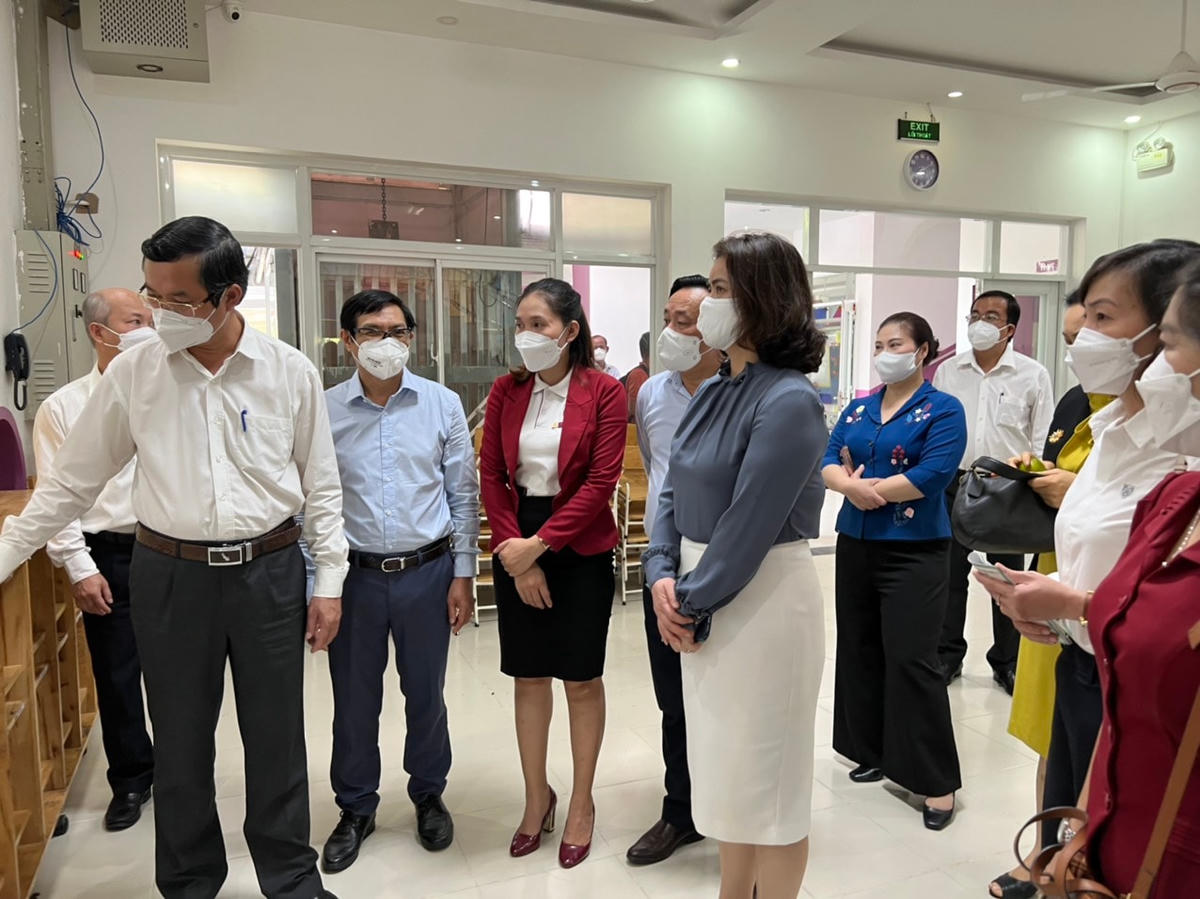 Thứ trưởng Nguyễn Văn Phúc cùng đoàn công tác của Bộ GDĐT kiểm tra hoạt động chuẩn bị cơ sở vật chất, phòng tránh dịch tại một số trường trên địa bàn tỉnh Đồng Nai.
