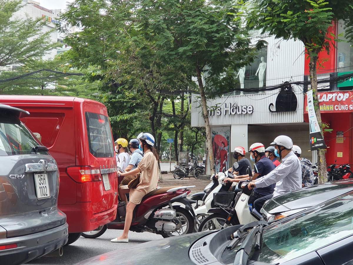 Đường phố Hà Nội đông vui sau khi chính quyền nới quy định về đi lại