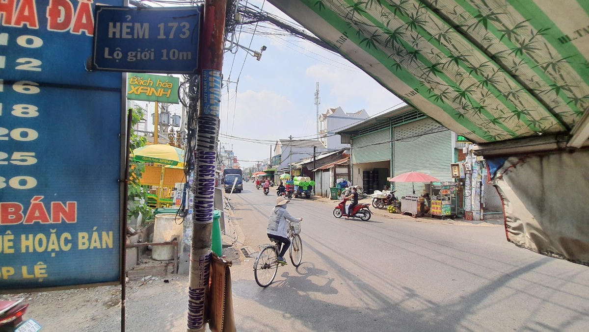 Bị cướp xe, nạn nhân chạy vào hẻm 173 Lê Đình Cẩn để giữ tính mạng (Ảnh: Hoàng Thuận).