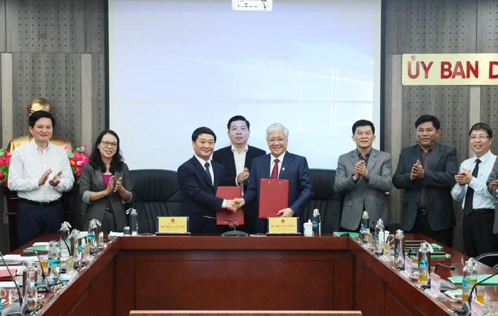 Bàn giao nhiệm vụ Bộ trưởng, Chủ nhiệm Ủy ban Dân tộc giữa ông Đỗ Văn Chiến và ông Hầu A Lềnh.