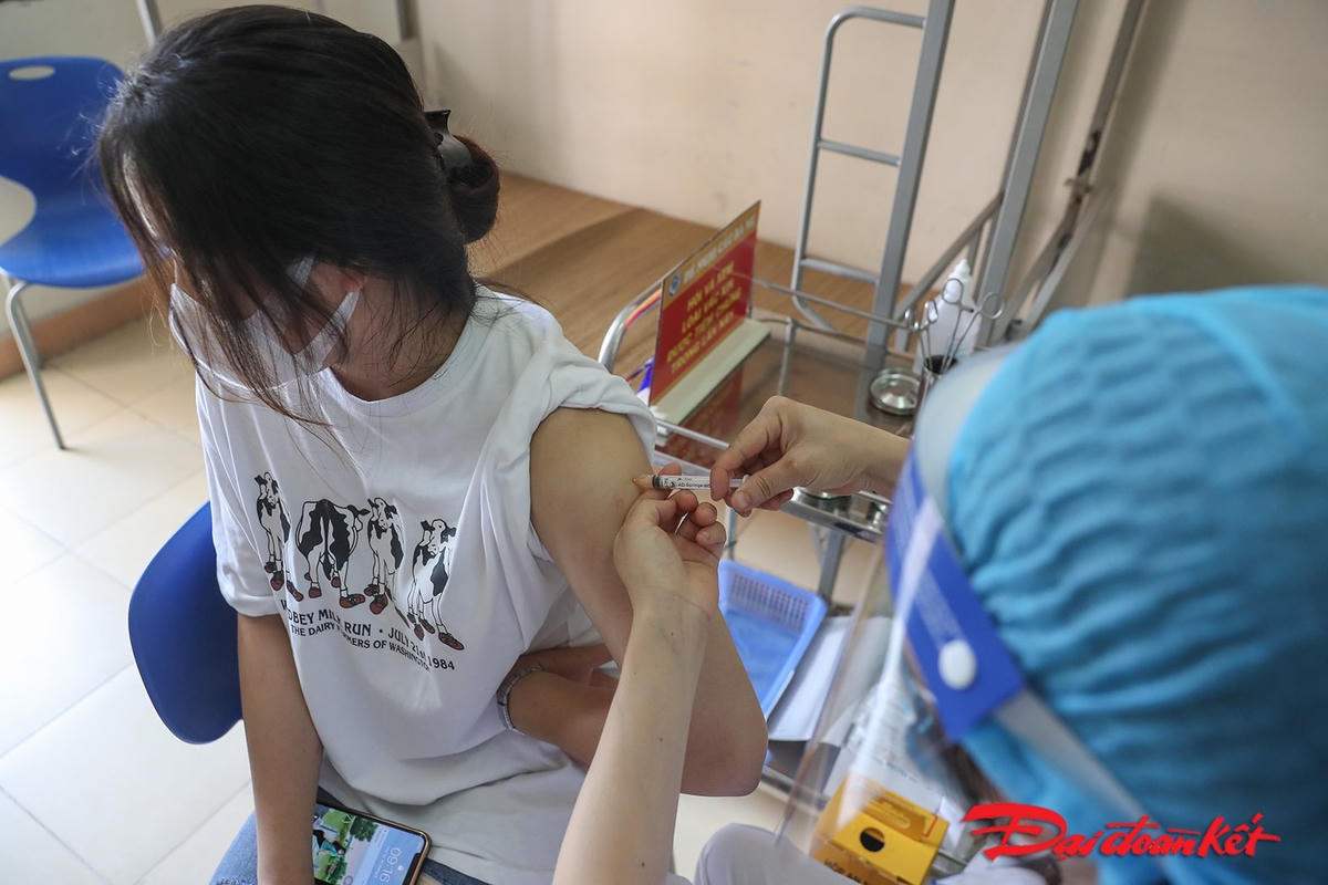 Các y bác sĩ thực hiện tiêm phòng vaccine phòng Covid-19. Ảnh: Quang Vinh.