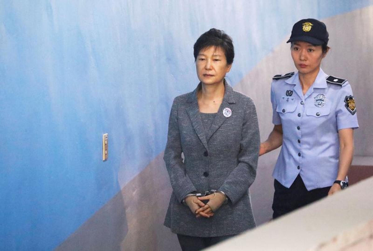 Cựu Tổng thống Hàn Quốc Park Geun-hye (trái) được áp giải đến phiên tòa ở Seoul năm 2017. Ảnh: Reuters.  