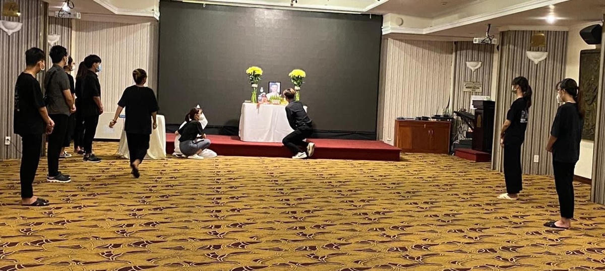 Các em sinh viên cùng đoàn có mặt, chia sẻ với em Dương Thị Anh. 