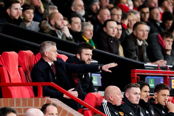 Solskjaer thường xuyên ngồi bó gối trên băng ghế huấn luyện xem học trò thi đấu.