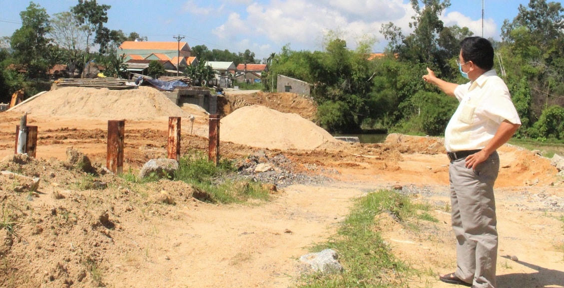 Ông Mai Xuân Sáu chỉ cây cầu thi công ngổn ngang.