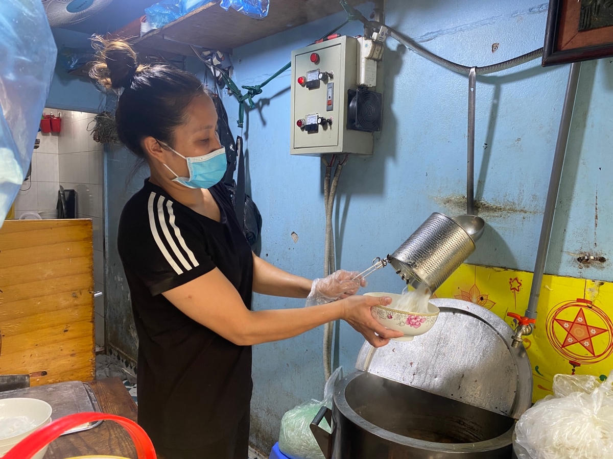Nghỉ bán hàng đã 3 tháng nay, chị Thảo cho biết: “Chị mong ngày này từng giờ, từng phút. Dù chỉ bán mang về nhưng chúng tôi rất phấn khởi.