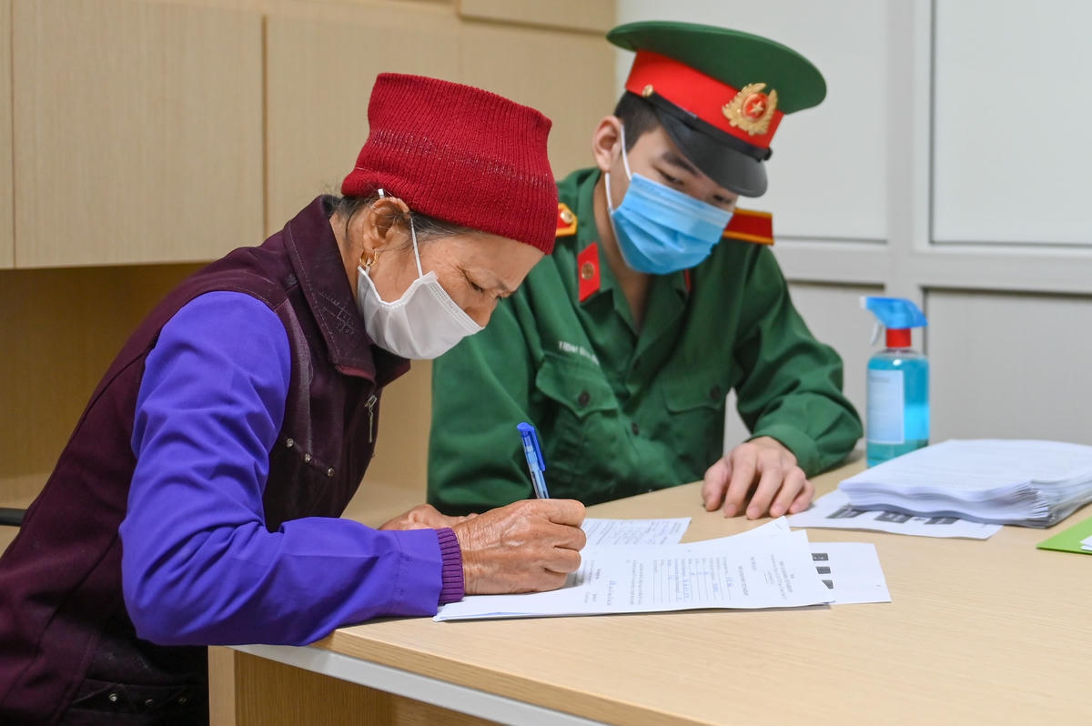 Bà Đ.T.N đi xe khách từ Ba Vì xuống địa điểm thử nghiệm từ sáng sớm.