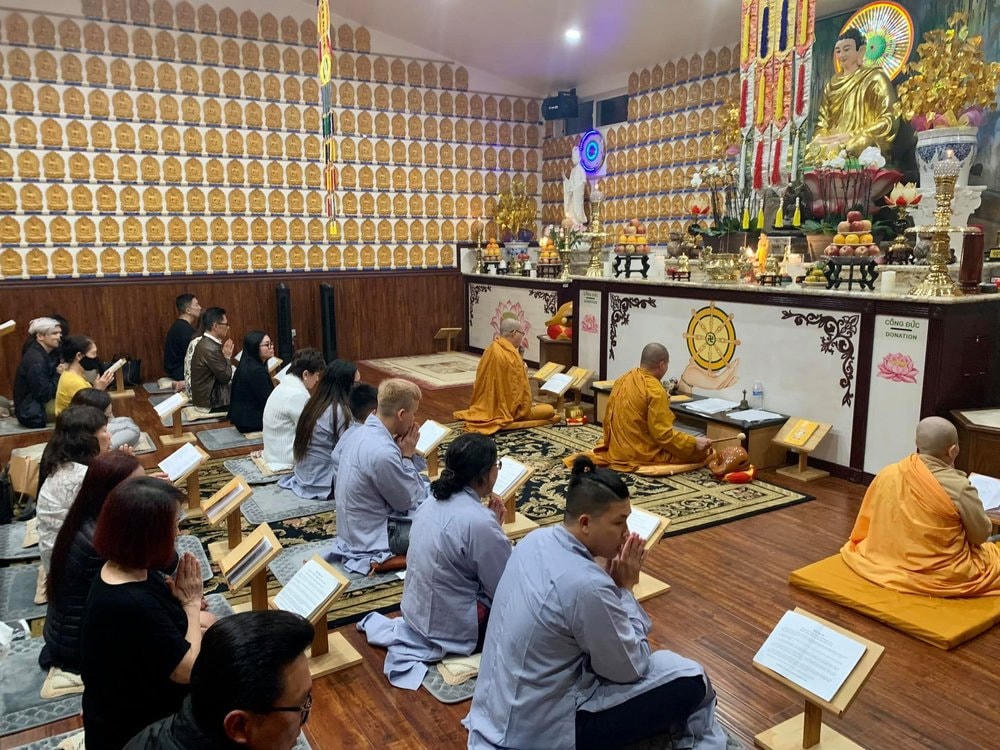 Những ngày qua, Wendy luôn có mặt ở chùa để cầu siêu cho mẹ.
