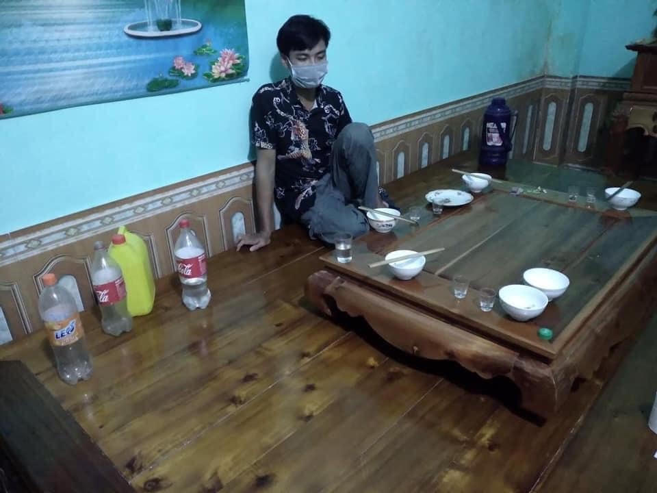 Mặc dù đang thực hiện cách ly theo quy định nhưng Bùi Văn Khánh vẫn rủ thêm nhiều đối tượng đến ăn nhậu tại nhà.