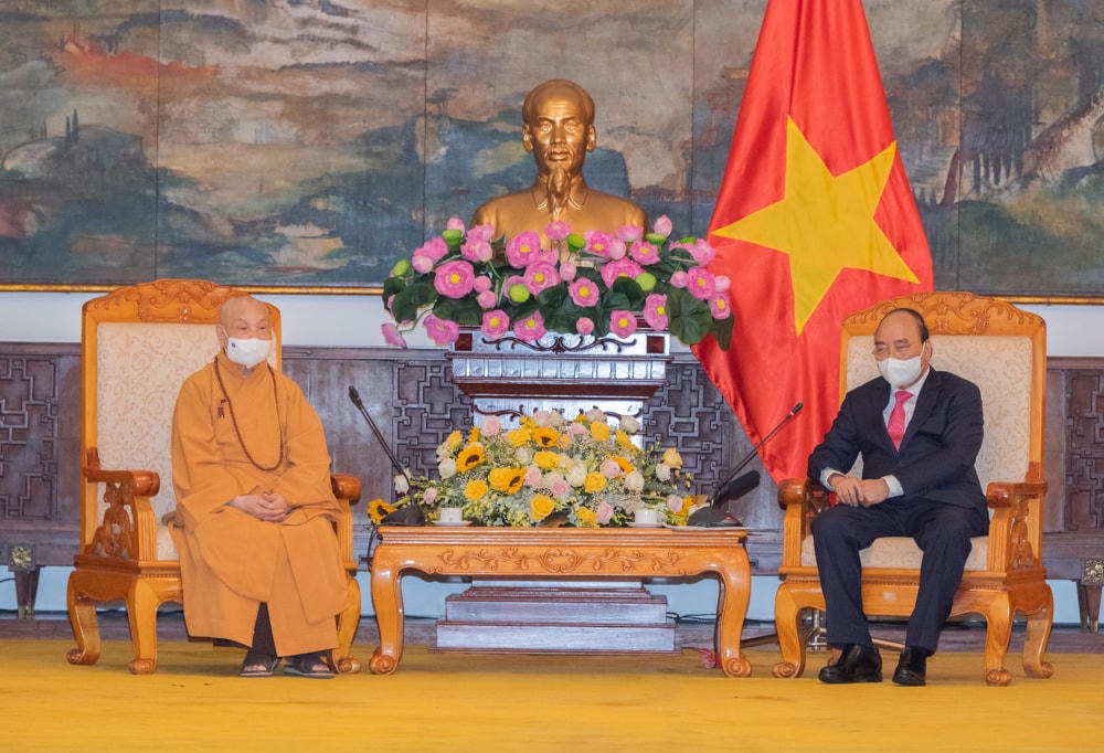 Chủ tịch nước Nguyễn Xuân Phúc trao đổi với Hòa thượng Thích Thiện Nhơn, Chủ tịch Hội đồng Trị sự, Trung ương GHPG Việt Nam.