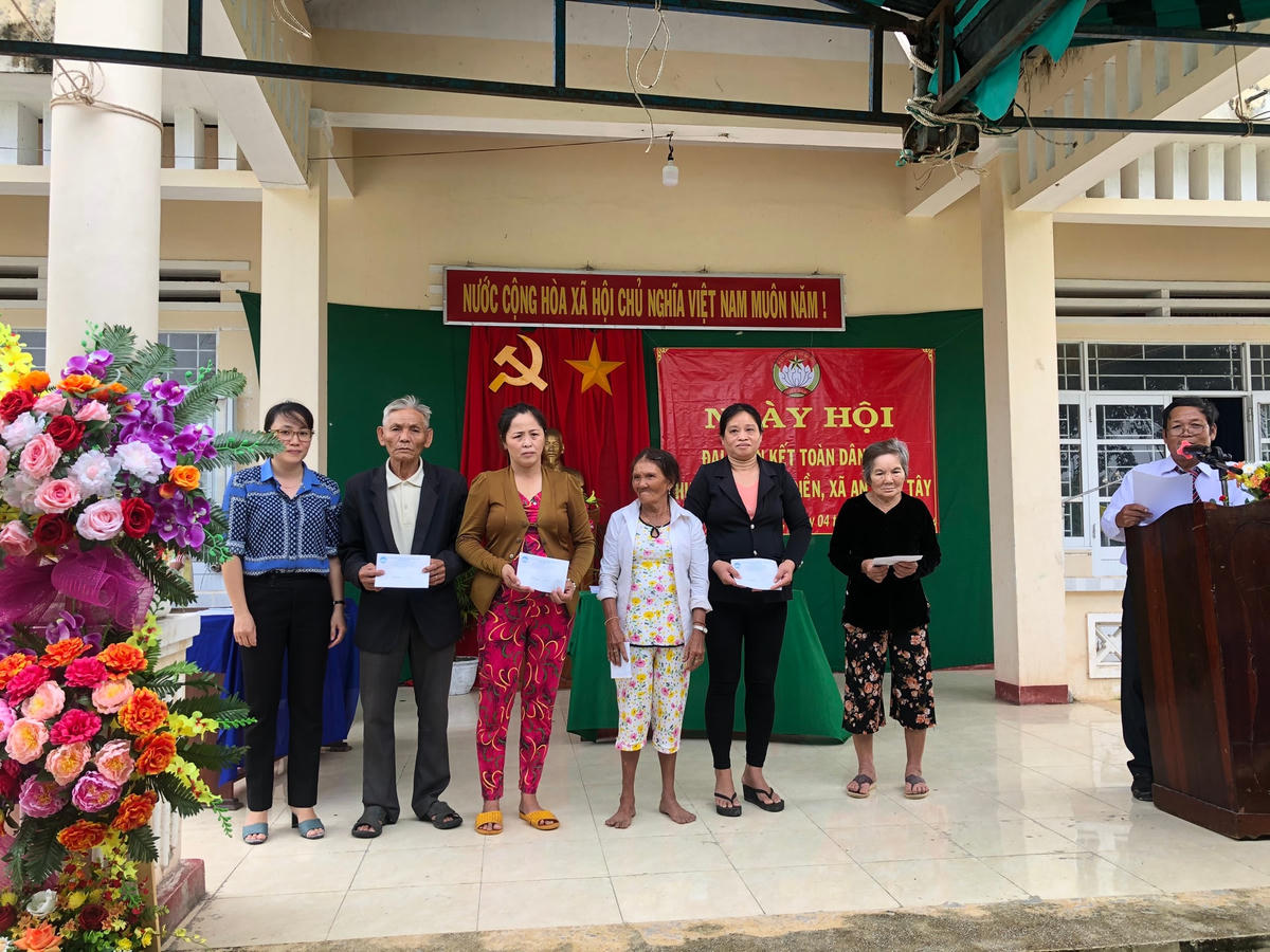 Trao quà cho các hộ nghèo trong ngày hội.
