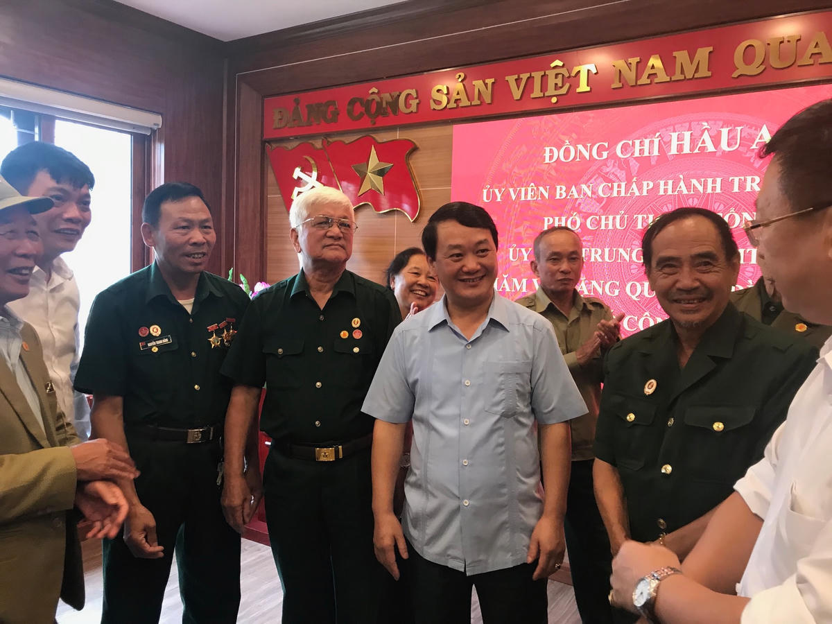 Phó Chủ tịch - Tổng Thư ký Hầu A Lềnh trò chuyện với đại diện gia đình chính sách, người có công tại Sa Pa.