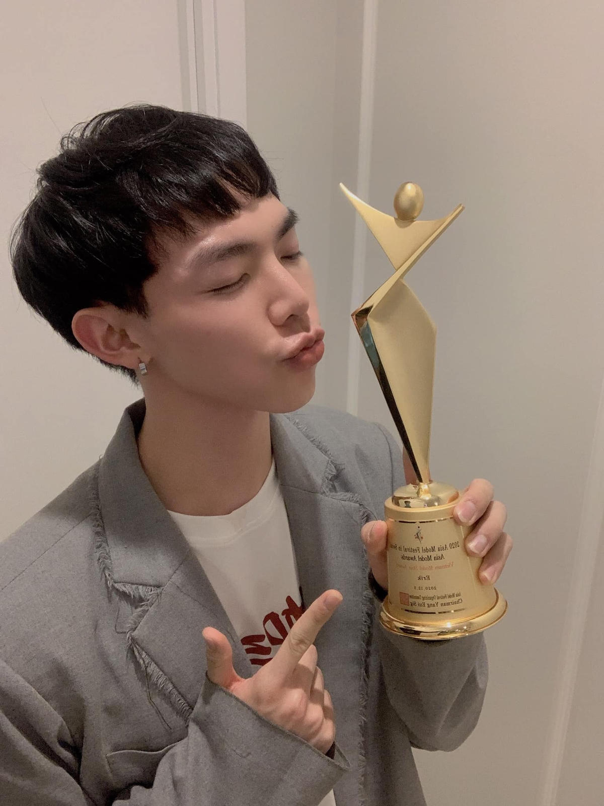 Erik khoe chiếc cúp từ Asia Star Award 2020.