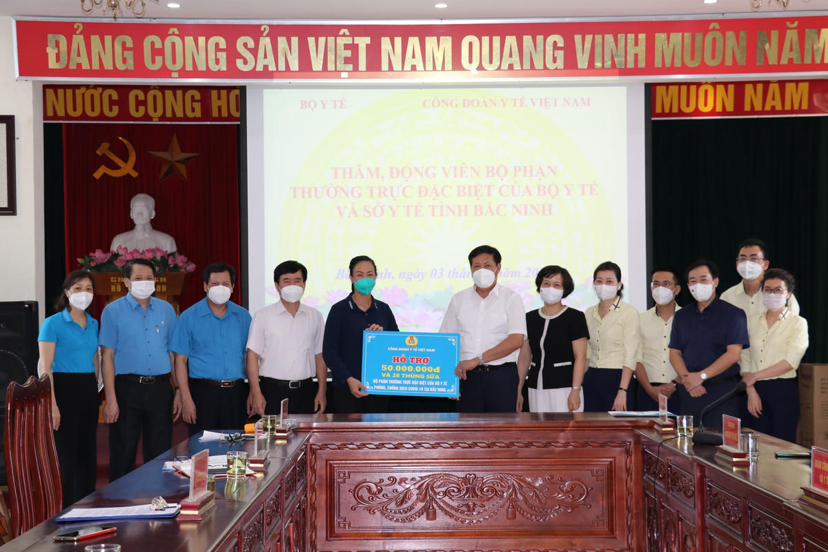 Công đoàn Y tế Việt Nam trao ủng hộ cho Bộ phận thường trực đặc biệt của Bộ Y tế và đội ngũ cán bộ y tế tăng cường tại Bắc Ninh.