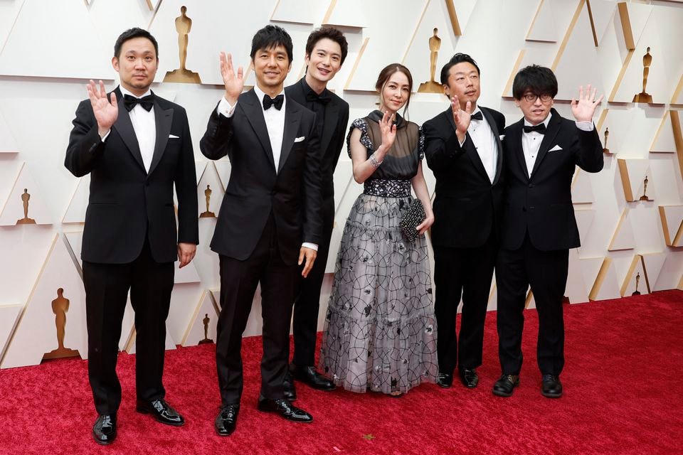 Các thành viên phim "Drive My Car" tại Lễ trao giải Oscar lần thứ 94.