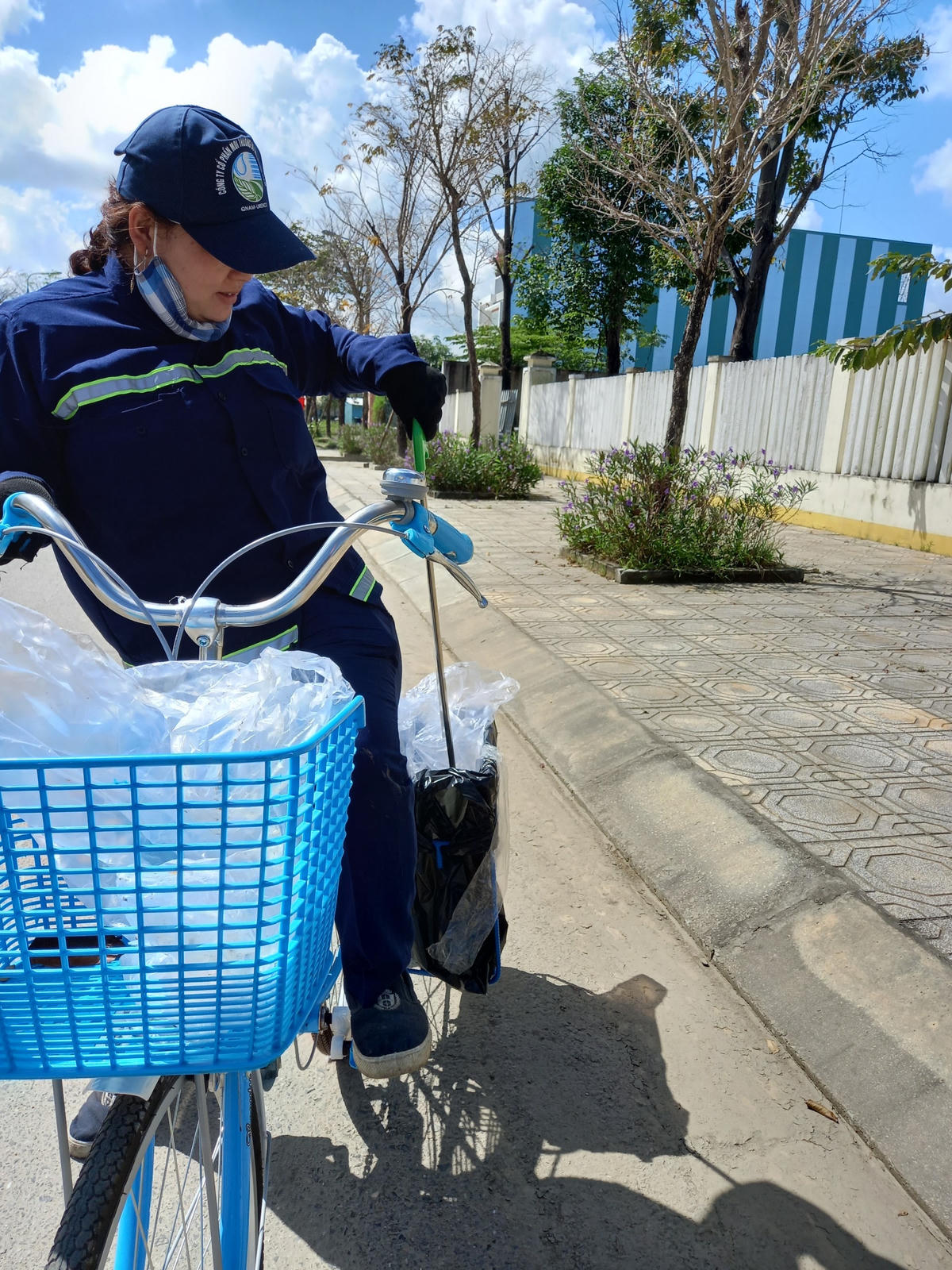 Miệt mãi với công việc của mình.