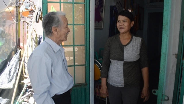 Ông bảy Phơ đến thăm hỏi gia đình có hoàn cảnh khó khăn trong tổ dân phố.