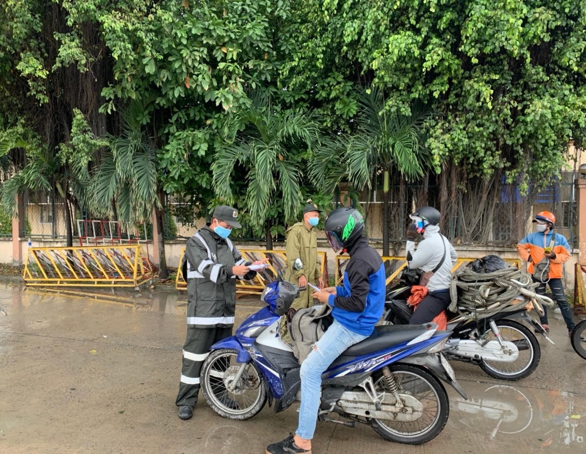Lực lượng chức năng tại chốt kiểm soát dịch bệnh Quốc lộ 1K, phường Hóa An yêu cầu nhiều người về quê bằng xe máy phải quay đầu cho dù có giấy xét nghiệm kết quả âm tính và trình bày nhiều lý do - Ảnh: Mạnh Thìn.