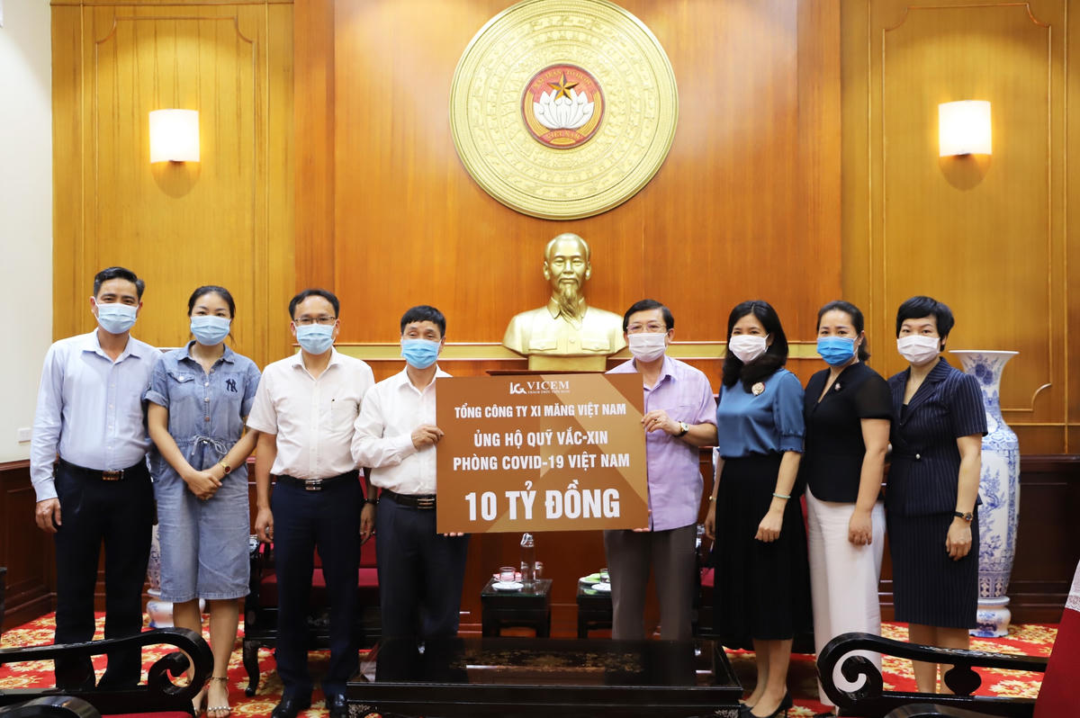 Phó Chủ tịch Nguyễn Hữu Dũng tiếp nhận ủng hộ từ Tổng Công ty Xi măng Việt Nam. 