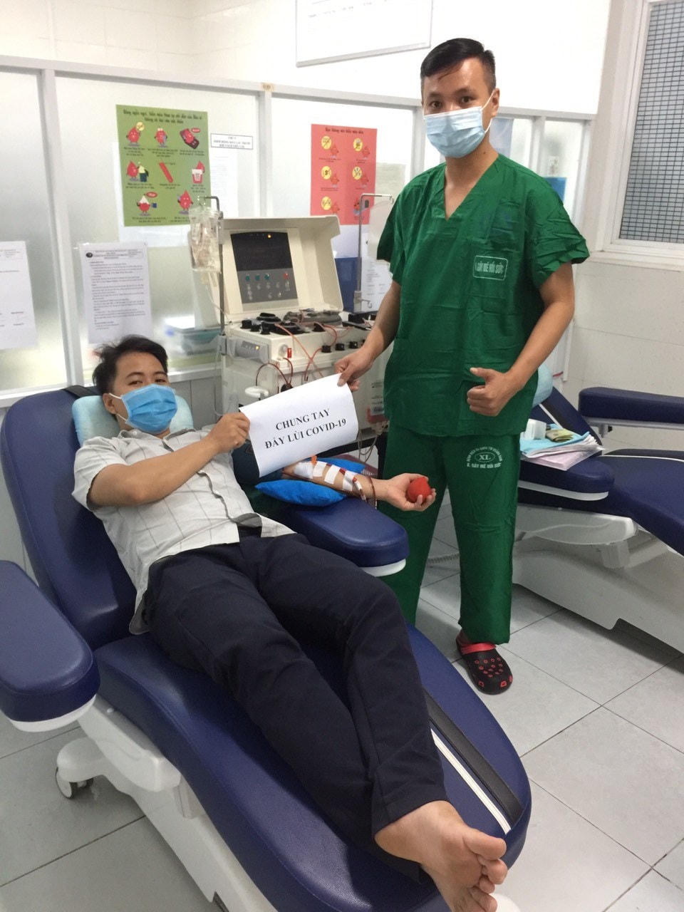 Bác sĩ Hùng vừa hiến tiểu cầu cứu sống một bệnh nhân.