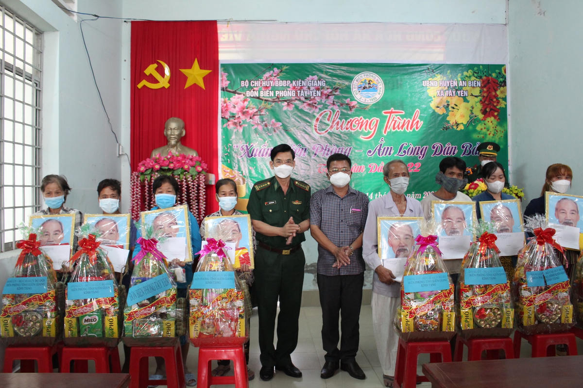 Trao tặng quà Tết cho các hộ dân nghèo xã Tây Yên, huyện An Biên, tỉnh Kiên Giang.