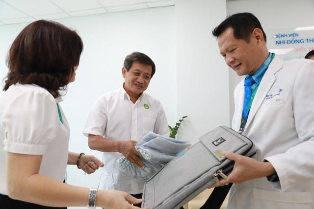 Giám đốc Bệnh viện Nhi Đồng Thành Phố tặng quà lưu niệm và chúc sức khỏe ông Đoàn Ngọc Hải.