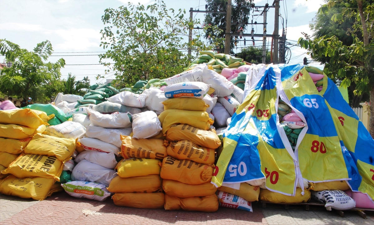 Lương thực người dân quyên góp hộ bà con TP HCM.