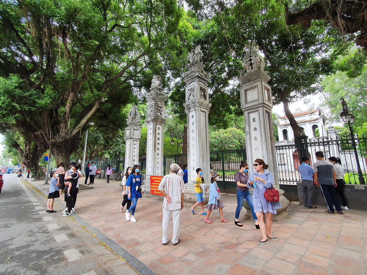 Mới từ sáng sớm, trước cổng Văn Miếu - Quốc Tử Giám đã tấp nập người đến cầu may.
