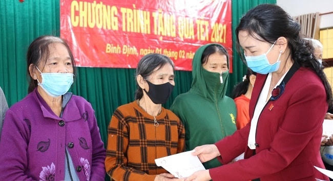 Bà Lý Tiết Hạnh, Phó Đoàn ĐBQH tỉnh Bình Định tặng quà Tết cho các hộ nghèo tại huyện Phù Cát. 