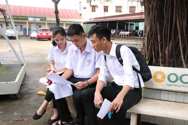 Các thí sinh phấn khởi sau khi rời phòng thi.