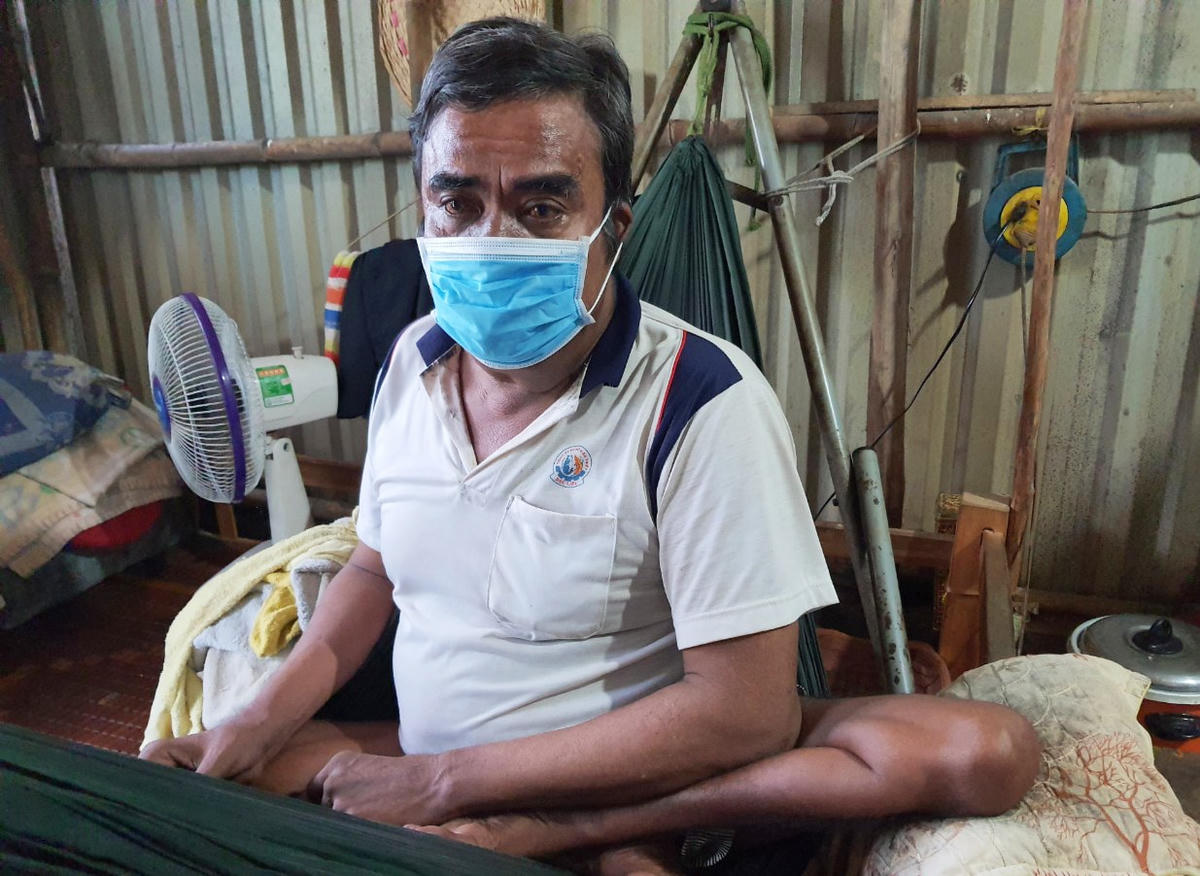 Bị tật nguyền ông Thạch Phót ngoài bán vé số mưu sinh, không biết làm gì.