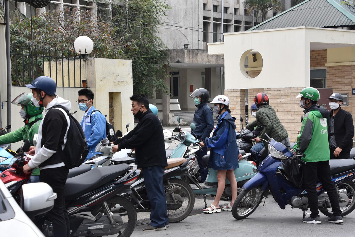 Trước thông tin giá xăng có thể tăng sốc vào chiều nay, nhiều người dân đã đổ xô đến các cây xăng.